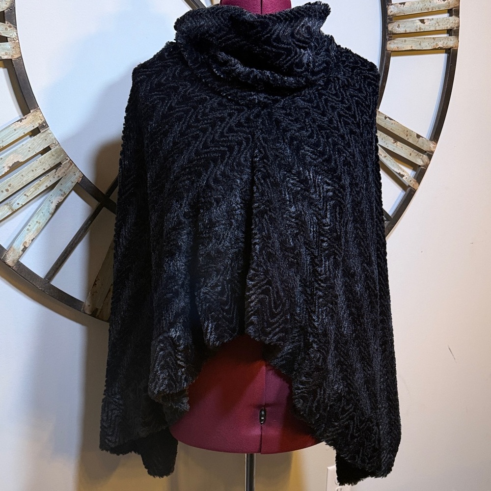 C EST 1946 Women's Black Cowl Neck Shaw